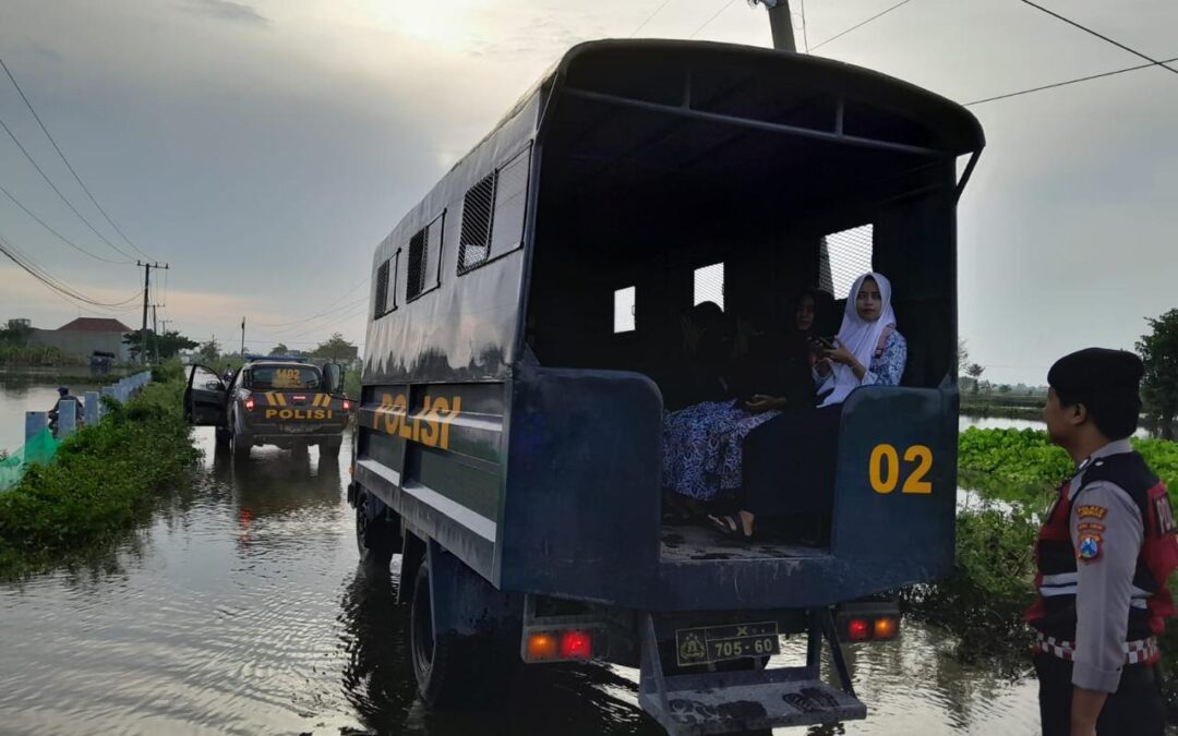 Posko Siaga Banjir Polres Lamongan, Jemput dan Antar Pelajar