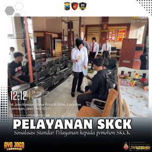 Petugas SKCK melaksanakan sosialisasi Standar Pelayanan SKCK Online di Polres Lamongan