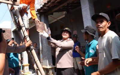 Sambut Hari Bhayangkara ke-80, Polres Lamongan Bedah Rumah Warga Kurang Mampu dan Salurkan Bansos