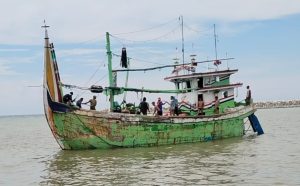 Satpolairud Polres Lamongan Koordinasi Intensif Cari KMN ENTOK yang Hilang Kontak di Perairan Kangean